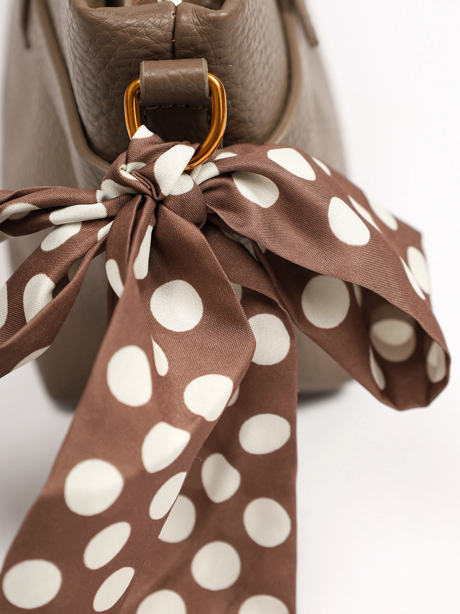 Сумка-тоут с декоративным платком и ремешком с пряжкой в ассортименте